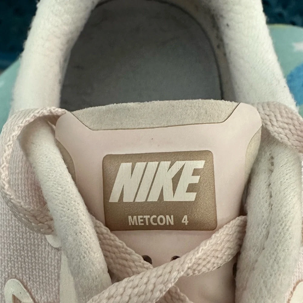 Nike Metcon 4 Cream and Gray Textured Sneakers - Picture 8 of 9